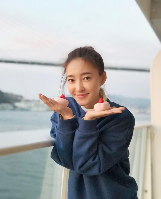 王丽坤邮轮素颜照零死角,卫衣粗辫子清新甜美