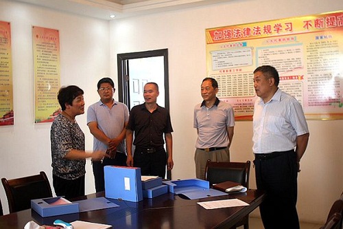 阜阳市人大常委会副主任高子球(右一)详细了解新华街道人大工作开展