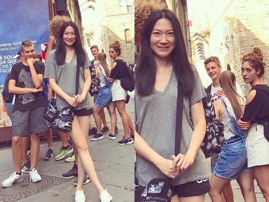 52岁的曲家瑞晒出一张旅游美照 注意后方小弟弟的眼神