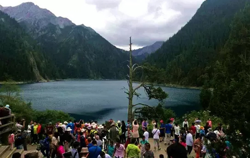 随着开园，游客会很快被分散到3条沟内，就不会是这番壮观景象了！