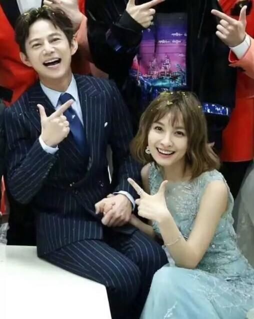 何炅微博晒湖南卫视主持人合照,网友:重点在何炅和吴昕的那张