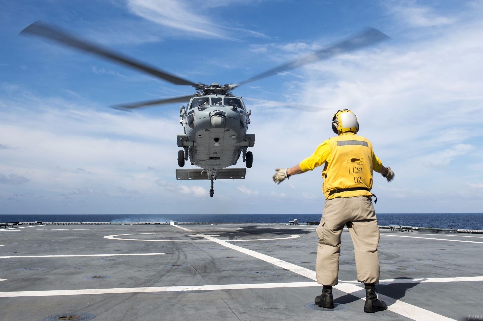 10月14日美国海军黄蜂级两栖攻击舰“好人理查德”号(LHD 6)和惠德贝岛级船坞登陆舰“日耳曼城”号（LSD 42）及两艘伯克级驱逐舰和两艘补给舰组成的舰队继续在南海训练。