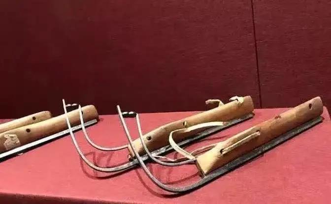 简易制成的冰刀开展冰上运动的,包括多种现代冰上运动的雏形,如速滑