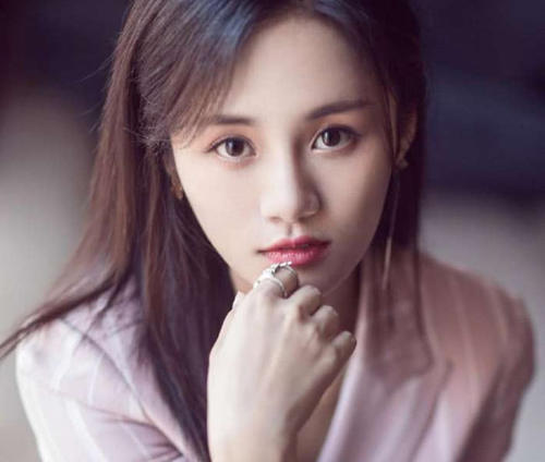 安悦溪穿玻璃鞋,腿软站不起来,找不到合适的姿