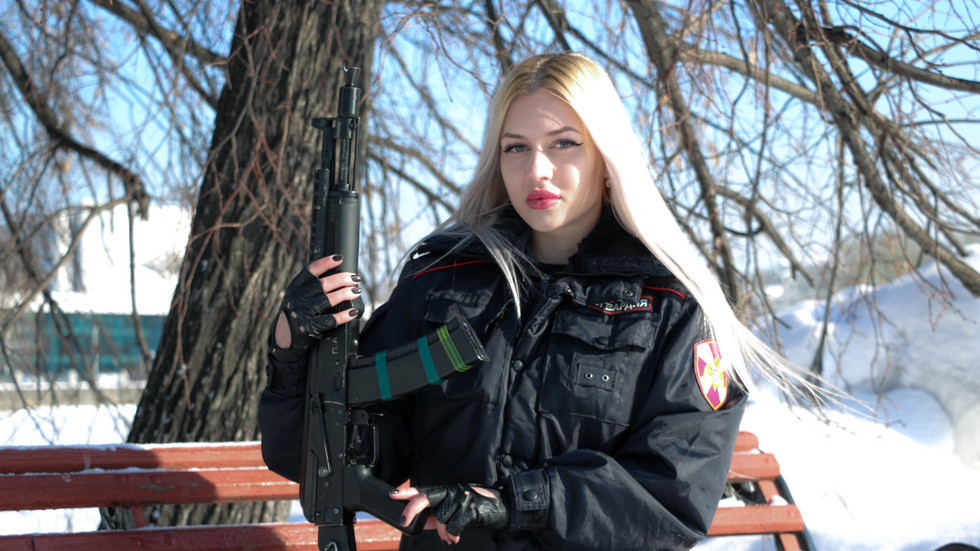 俄罗斯最美女兵出炉:金发及腰枪法精准似寡姐