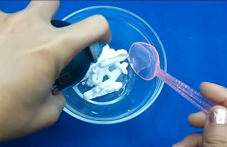 发胶配合刮胡膏也能自制史莱姆,看看牛人是怎