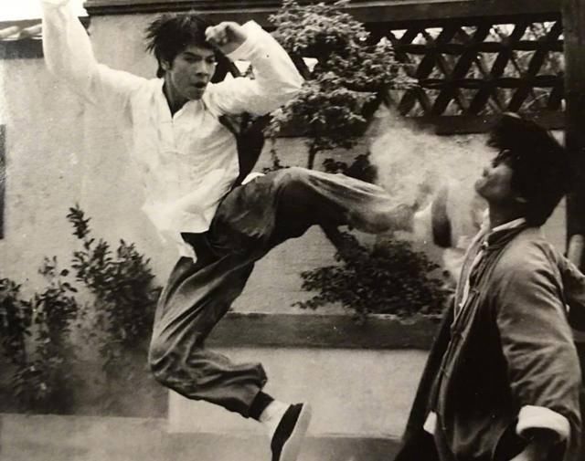 向华强年轻时照片曝光,一身肌肉武术功底好,一