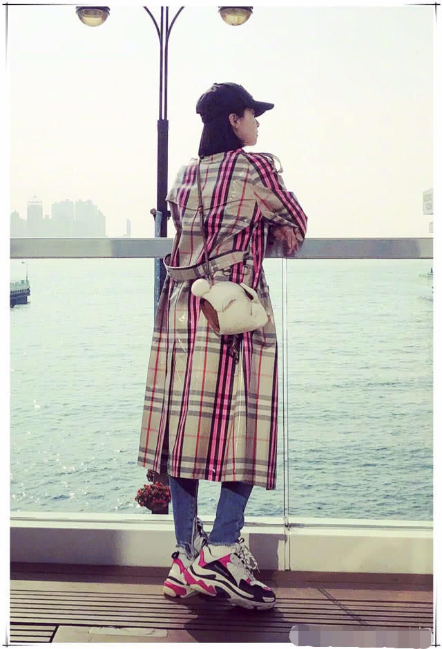 宋茜穿这破洞裤拉链都没一条,还配老爹鞋,网友