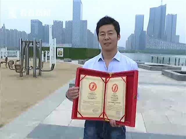 小伙因身体差练习俯卧撑五年 竟拿到世界纪录