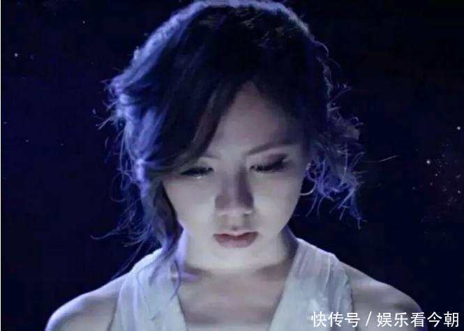 在没穿内裤之后, 邓紫棋又秀身材, 内衣裤外穿