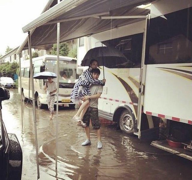 霍思燕点赞李小璐后援会澄清微博,隔空力挺好