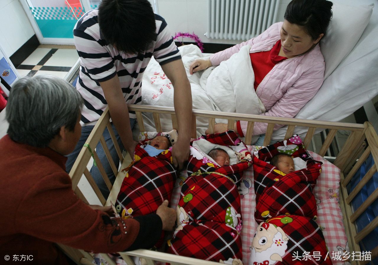 山村农妇生下三胞胎儿子,有人出巨款想抱养一个,但夫妻俩说不卖