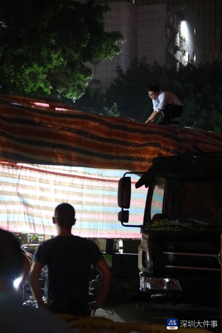 深圳暴雨引发洪水多人被冲走 2人遇难9人失联