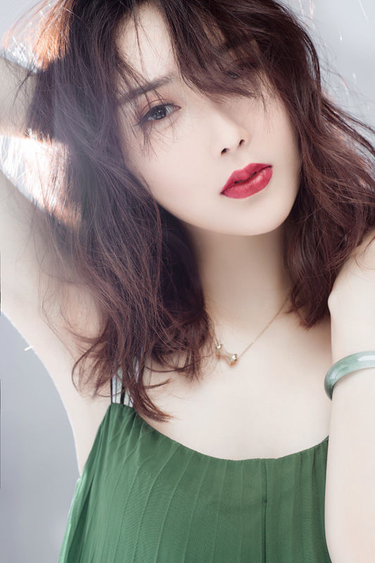 "旅游小姐"赵晶曝光2018杂志写真 韵味十足