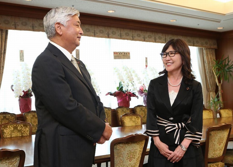 在领土问题上，稻田态度强硬，被韩国媒体称为“独岛（日本称‘竹岛’）狙击手”。她曾计划登上邻近独岛的韩国郁陵岛视察，结果遭到韩方拒签。