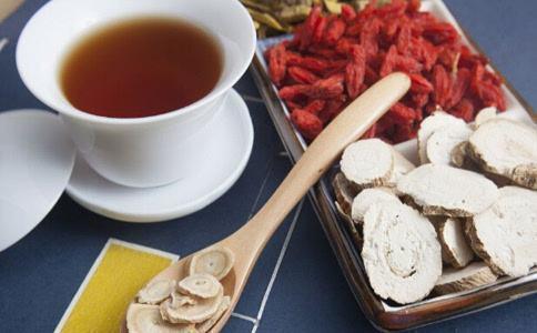 女孩每天喝黄芪泡水 医生惊呆