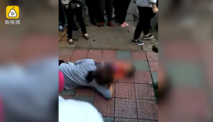 3岁男童5楼坠落身亡，母亲哭到天黑