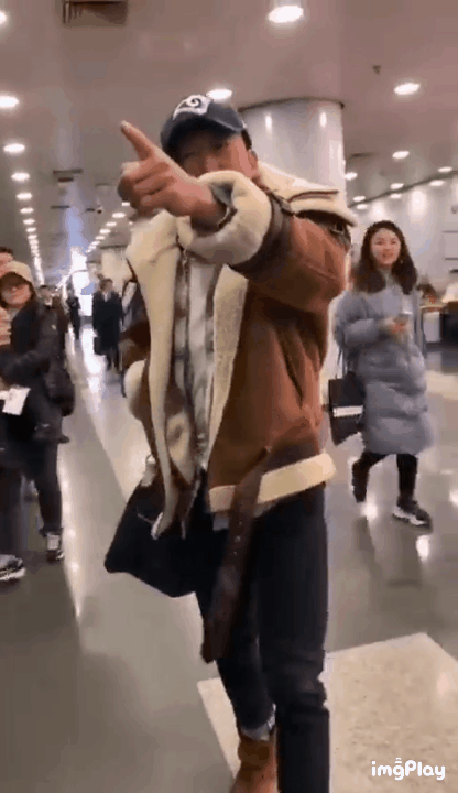 吴京机场怒斥跟拍者:你们这样真不好 撞到小孩怎么办?(图1) 吴京机场怒斥跟拍者:你们这样真不好 撞到小孩怎么办?(图1)