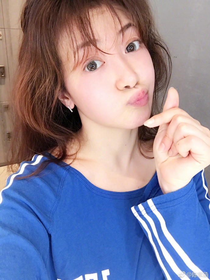 陈紫函自拍比心