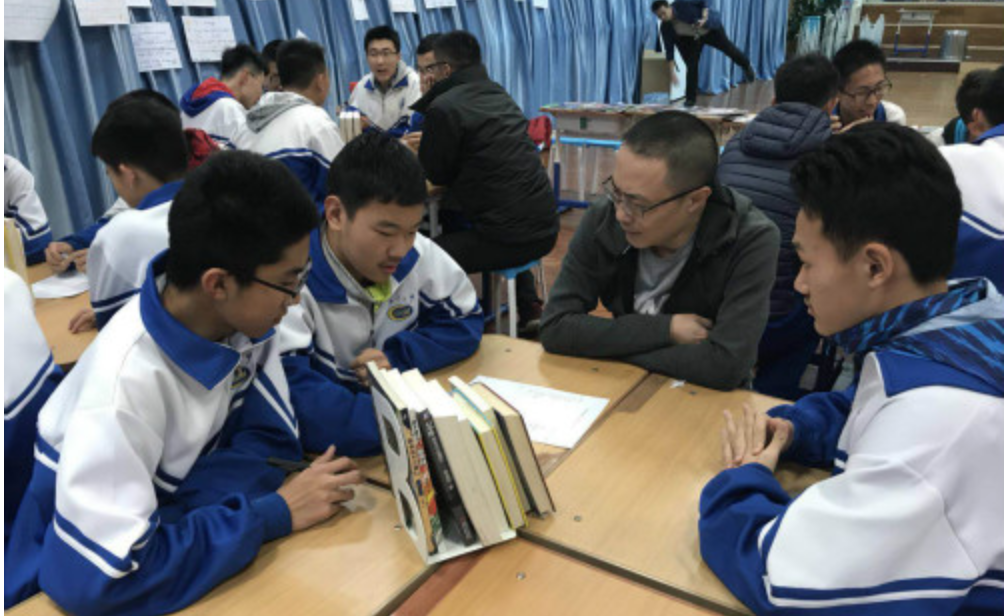 可以听的足球 魏翊东老国展开讲“足球阅读课” 可以听的足球 魏翊东老国展开讲“足球阅读课”