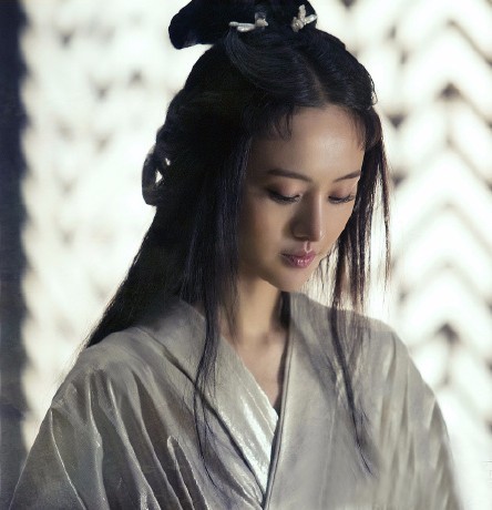 记得上次郑爽演仙女还是在《画壁》里,那个时候她还有一点稚气,脸也是