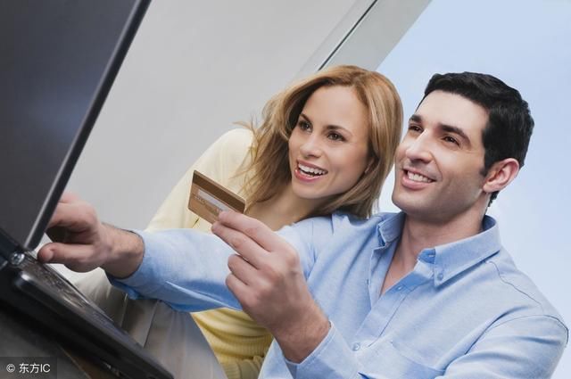 逼迫或诱骗某人做某事英语怎么说?