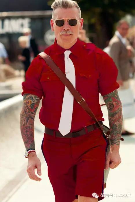 这个56岁的双花臂老头,是全世界最潮的街拍达人