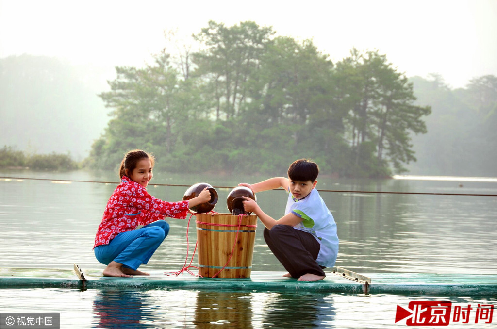 小孩子们正在参加绿水节。