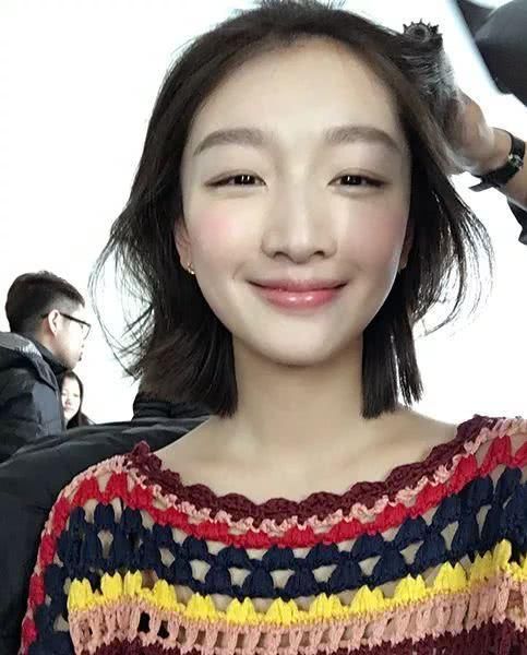 郑爽贴痘痘贴出席活动,烟熏妆+晒伤腮红,这妆