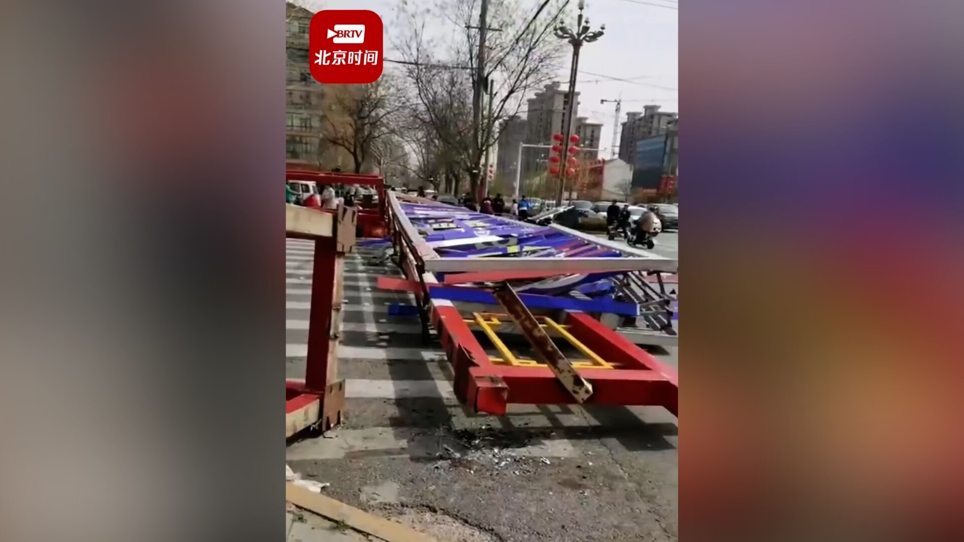 邯郸大风刮倒广告牌砸中车辆 交警：无人伤亡