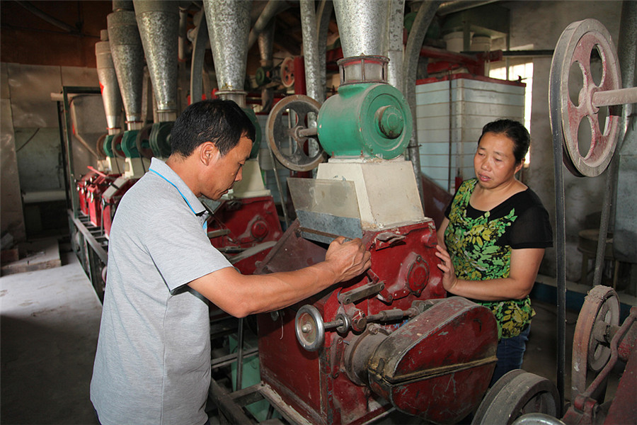 刘平贵拿出被五年前洪水浸湿的旧账本,情绪激动说:"最难的日子已经