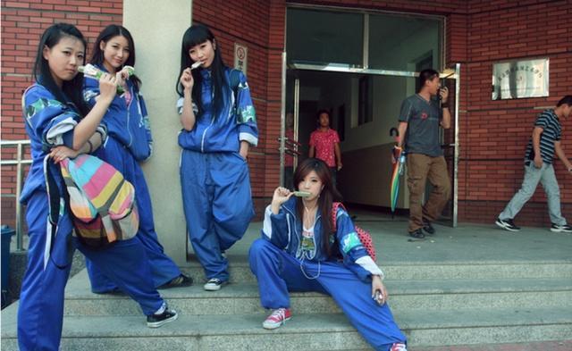 内地当红宅男女神赵奕欢发福, 穿校服都不像学