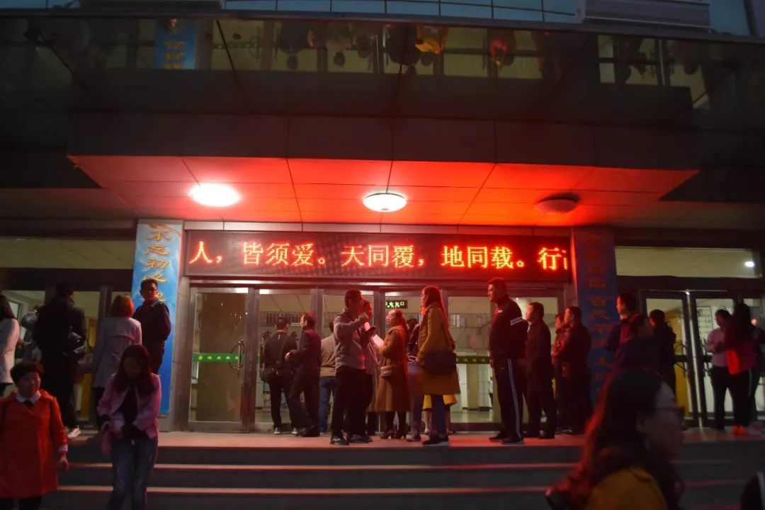 衡中教学楼前的LED屏，滚动播放着弟子规。