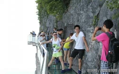 天门山玻璃栈道,你敢挑战吗?