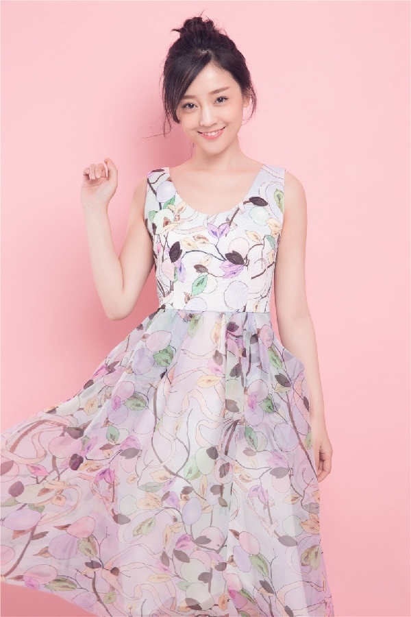 何花夏日潮拍 甜美演绎马卡龙系少女