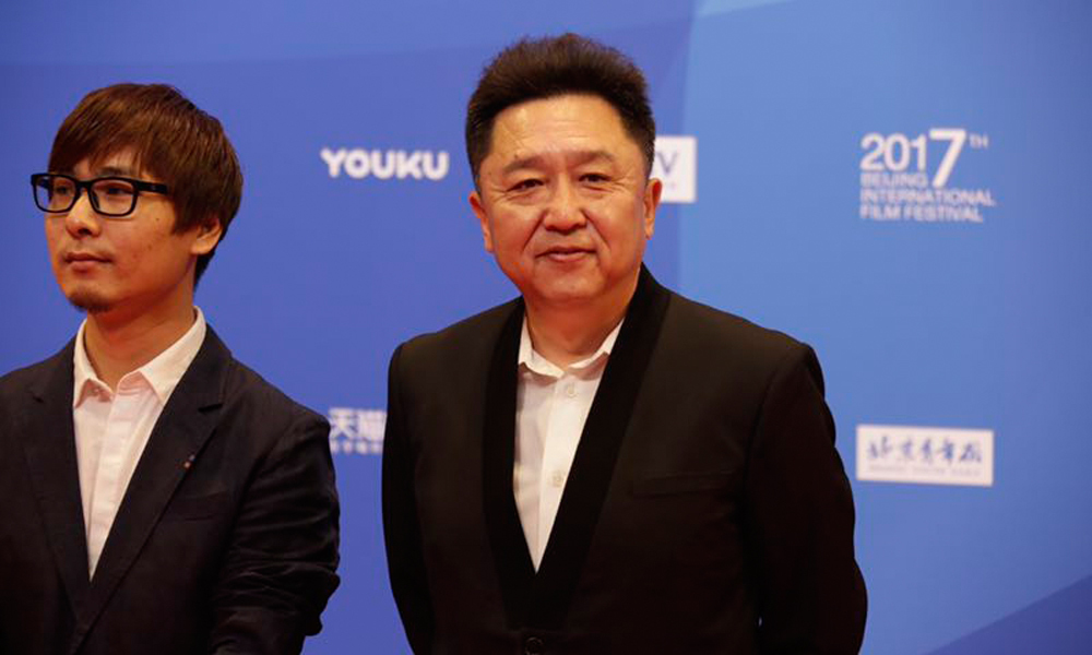 于谦随《坑爹游戏》剧组亮相红毯。