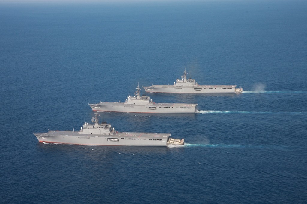 日本"大隅"级两栖运输舰 其次,日本海上自卫队相继服役的4艘直升机