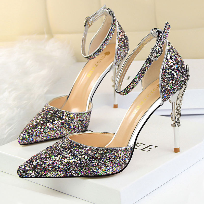 女人腿粗千万别穿平底鞋,显高显腿细的高跟鞋