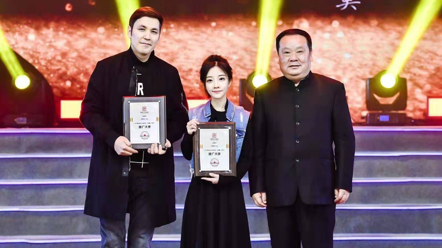 冯提莫获颁中国演出行业协会“直播+演艺”推广大使 冯提莫获颁中国演出行业协会“直播+演艺”推广大使