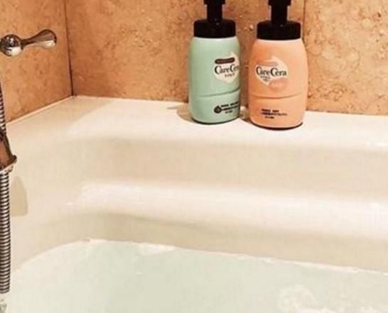 晒陈小春在香港的家:连沙发都绣着Jasper,生活