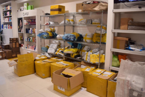 年底跨国寄好礼 美国华人快递业支招顺利投递