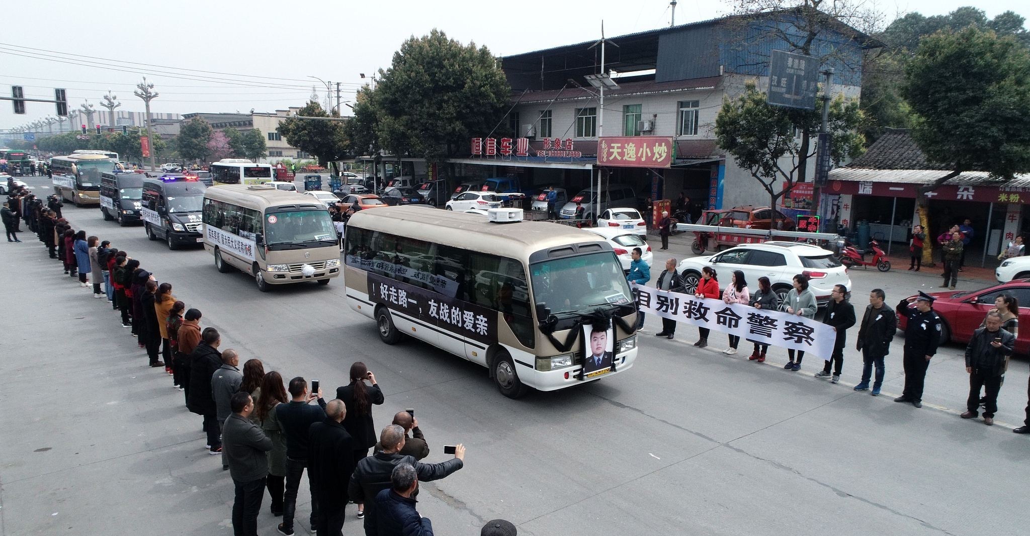 “8.13”泥石流中，冒险与同事成功转移5000余名群众；办理案件时，第一个冲进房间抓捕带着40厘米长砍刀的涉毒人员……一次次地与死神交手，韩顺军都取得了胜利，然而这次他却没能够胜出。王平摄/视觉中国