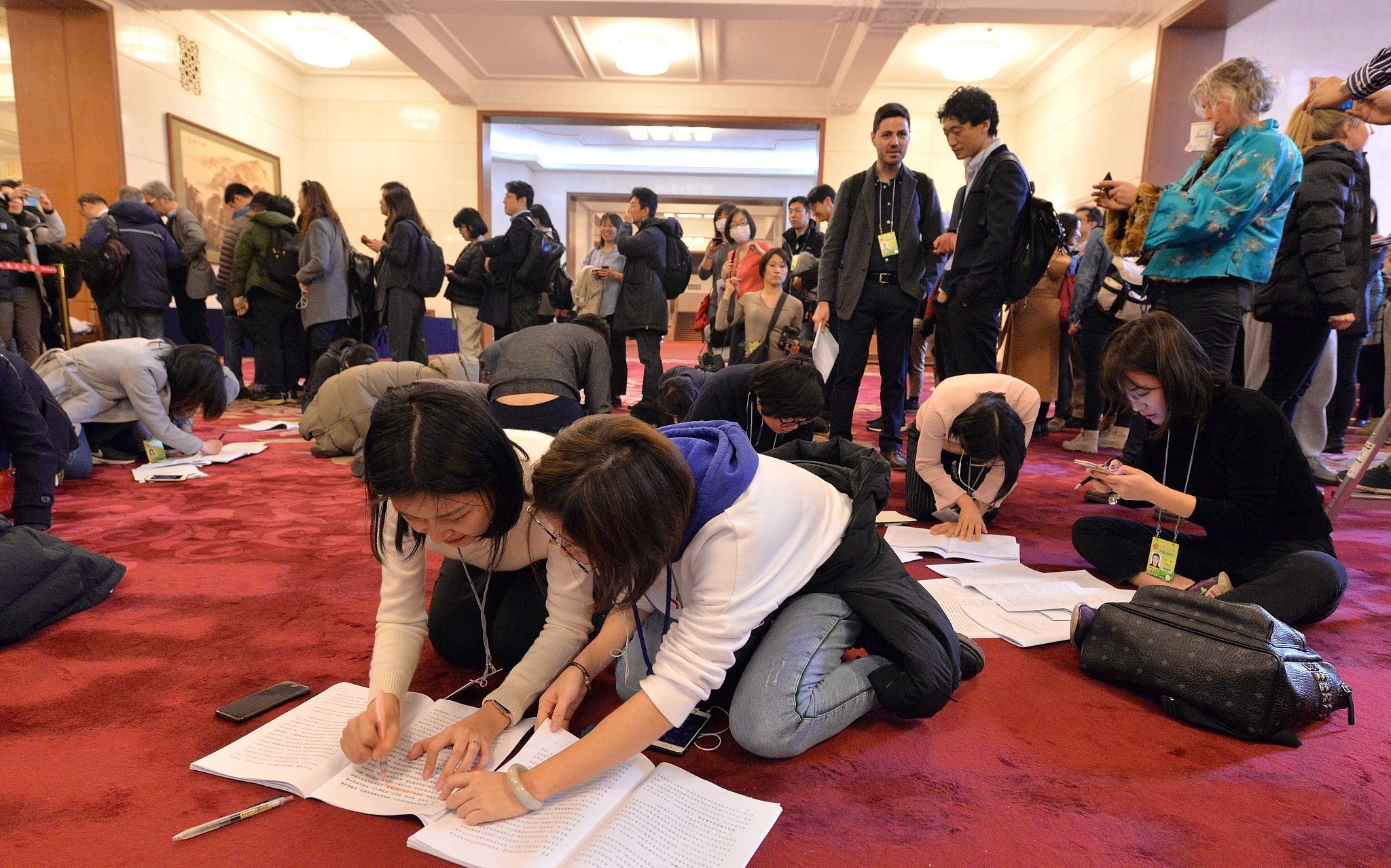 2019年3月5日，北京，十三届全国人大二次会议开幕会在人民大会堂举行，媒体记者聚焦大会。
