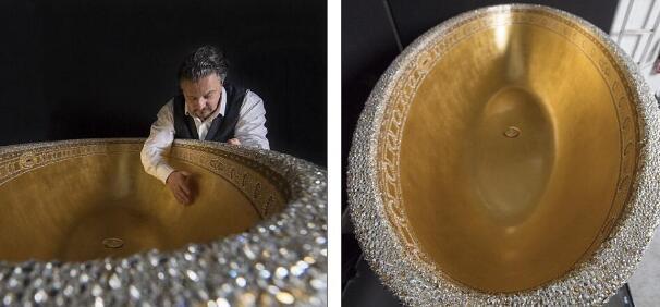 据英国《每日邮报》，Epping工作室曾推出一个令人瞠目结舌的土豪浴缸，据了解，这个浴缸采用24k纯金打造，同时还使用了超过25万个水晶进行装饰，这个土豪浴缸售价达到了10万英镑（约89万人民币），而且无论买家身处英国的什么地方，商家都会将这个浴缸免费地送达。