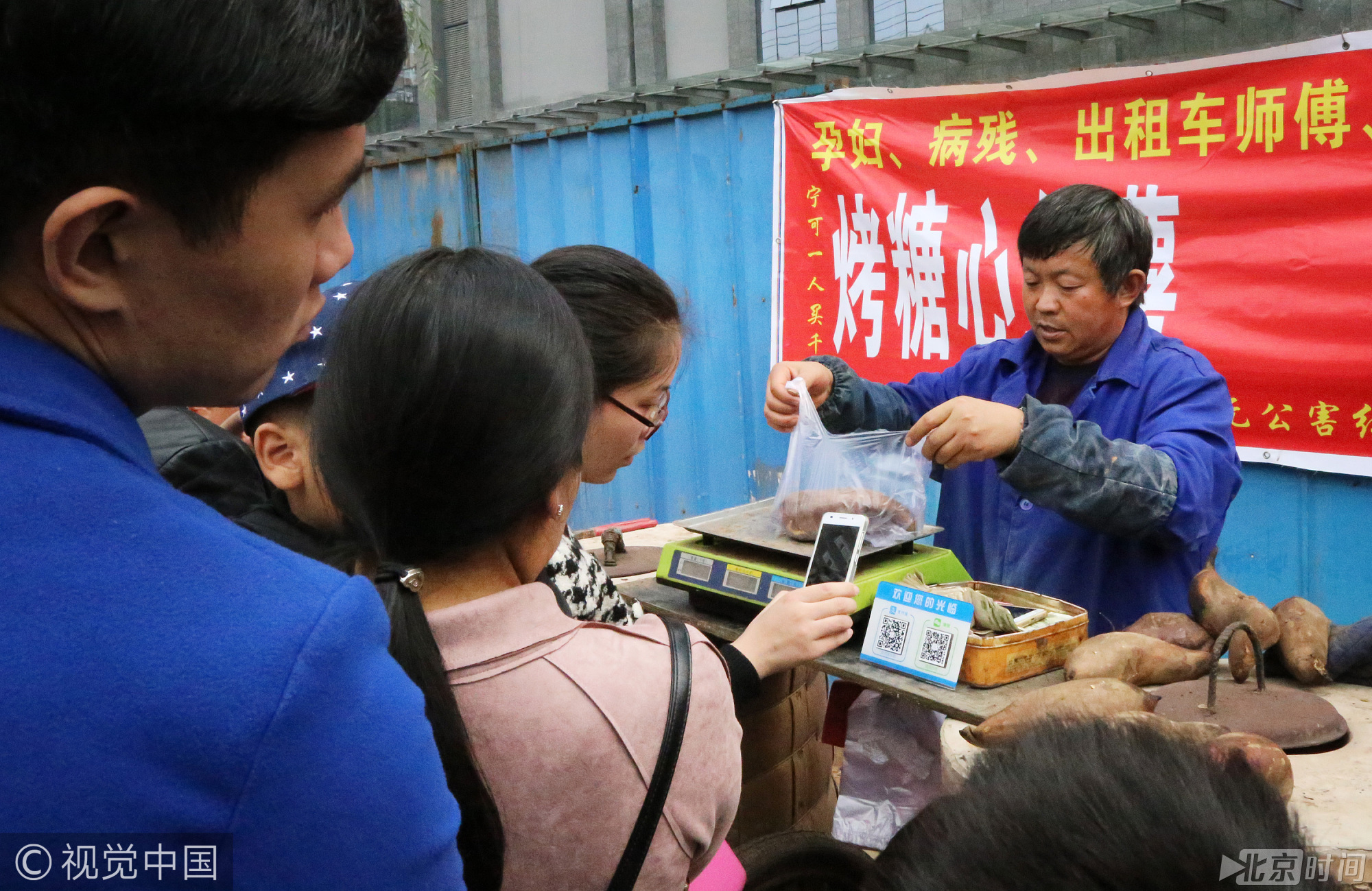 上午11点，等着买烤红薯的市民在摊位前排起长龙，虽说刘本生早早准备了4个大炉子一起烤，但尽管如此，依旧很难满足顾客的需求。“有的顾客已经等了1个多小时，人太多，没办法，过几天就把另外3个炉子也带过来。”