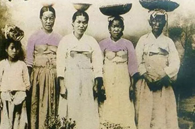 由于离中国很近，朝鲜半岛的文化受到了中华文化的影响很大很大，包括服装。最早的韩服是来自于唐装，后来又参考了明朝的服饰做了改进。