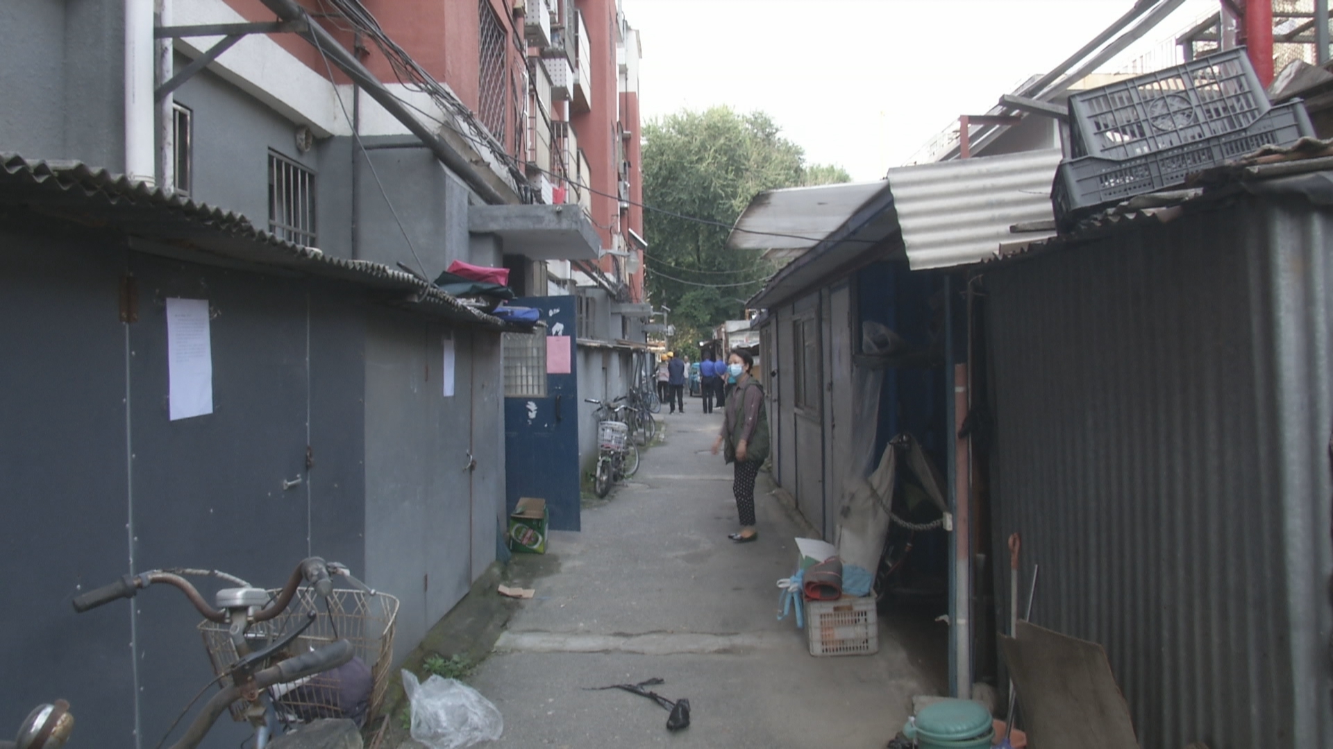 上午九点,记者在三庙街丁14号楼看到,这栋老旧楼房的一层墙体边盖了不