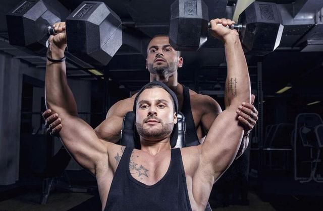 你有试过这样徒手练肩吗?