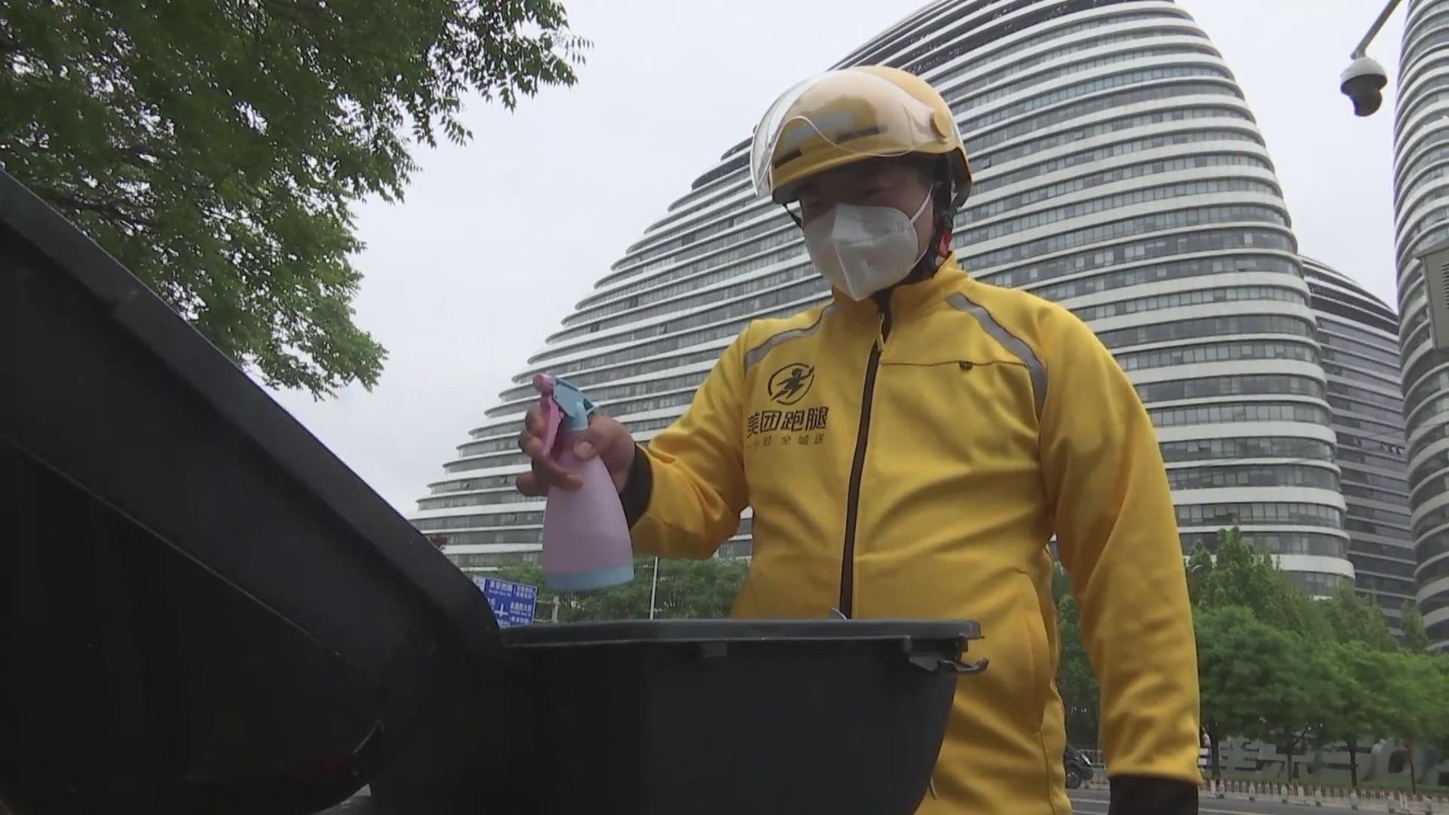 外卖骑手逆行奔跑 配送温暖和希望