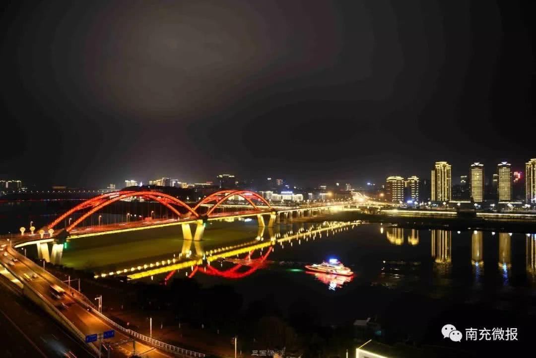 票价只要60元,就可以坐游轮欣赏南充嘉陵江绝